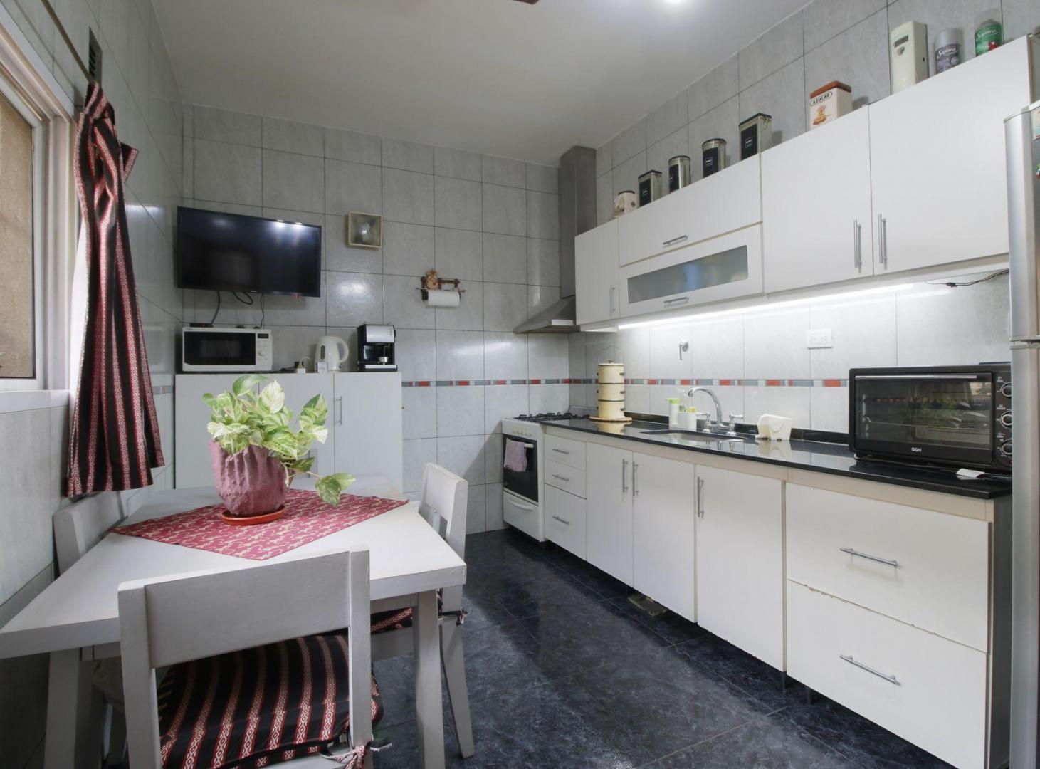 Foto de CASA L/PROPIO+ RECICLADA HACE 6 AÑOS-5 AMB+COCH, imagen 2