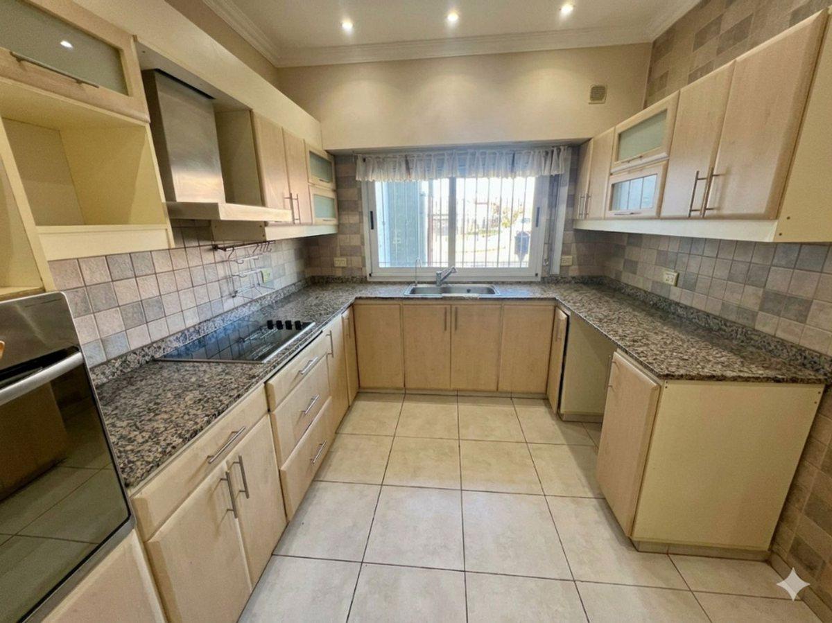 Foto de VENTA DE AMPLIO CHALET 6 AMB, COCHERA, PATIO,, imagen 1