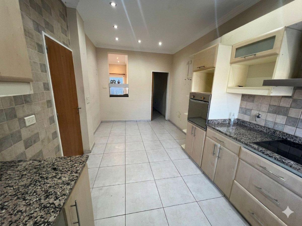 Foto de VENTA DE AMPLIO CHALET 6 AMB, COCHERA, PATIO,, imagen 3