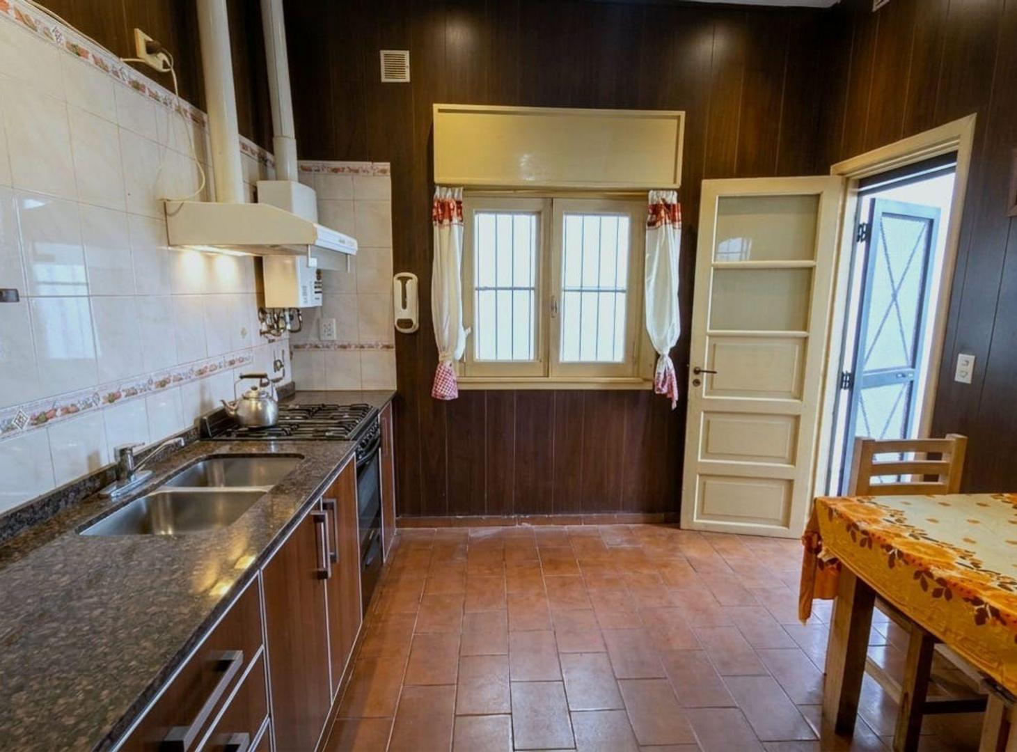 Foto de VENTA CASA 3 AMB. PATIO CON PARRILLA Y COCHERA, imagen 2