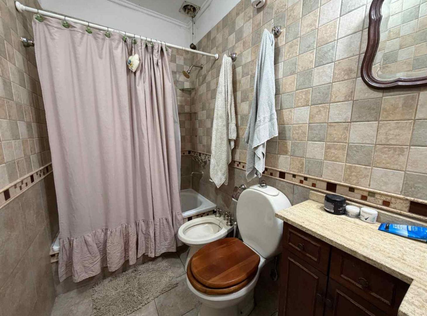 Foto de CASA EN VENTA EN BANFIELD E. 4 AMB. RECICLADA, imagen 1