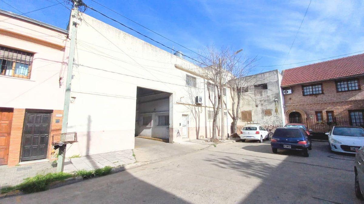 Foto de GALPÓN DE 1.385M2 EN CRUCESITA - SALIDA A 2 CALLES, imagen 1