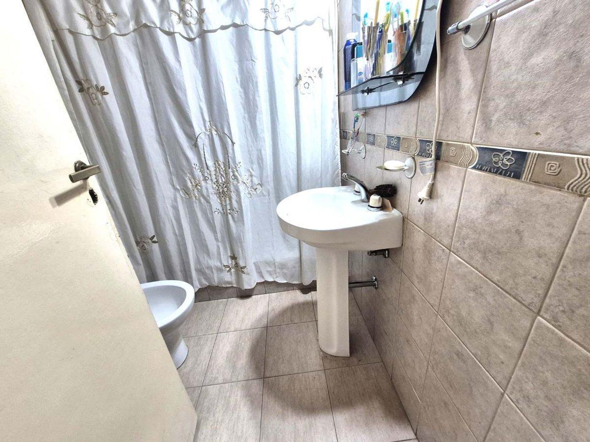 Foto de CASA A REFORMAR-4 dormitorios- terraza-LANUS OESTE, imagen 4