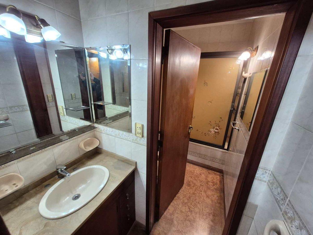 Foto de CASA 5 DORMIT-GARAG 2 autos-PATIO-PILETA!-QUINCHO!, imagen 2
