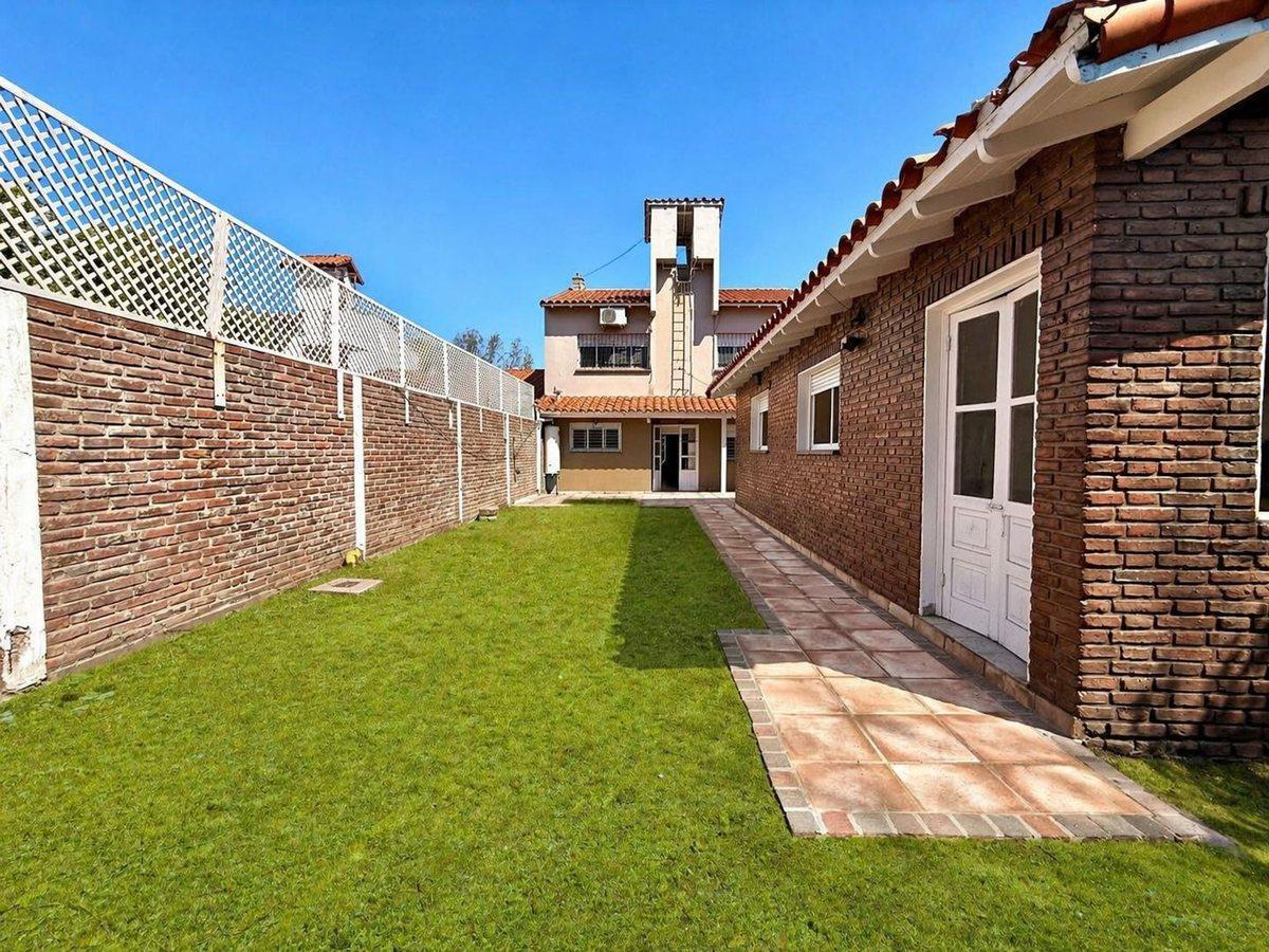 Foto de HERMOZO CHALET 5 AMB C/PARQUE Y GARAGE, imagen 4