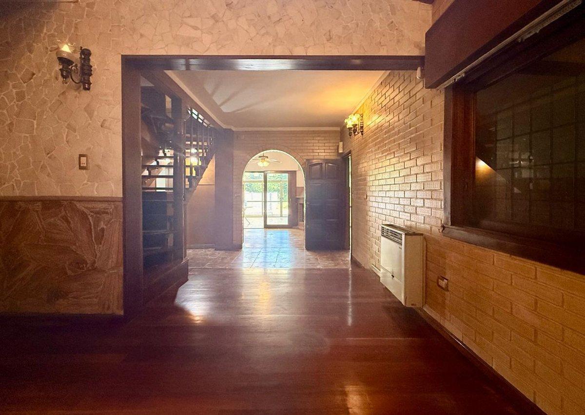Foto de HERMOSA CASA 7 AMB C/COCHERA PATIO Y PILETA, imagen 2