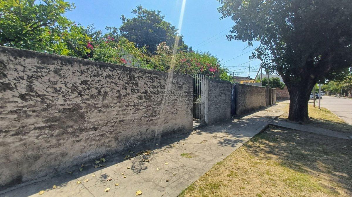 Foto de GRAN LOTE EN ESQ CON CONSTRUCCION A REFACCIONAR, imagen 2