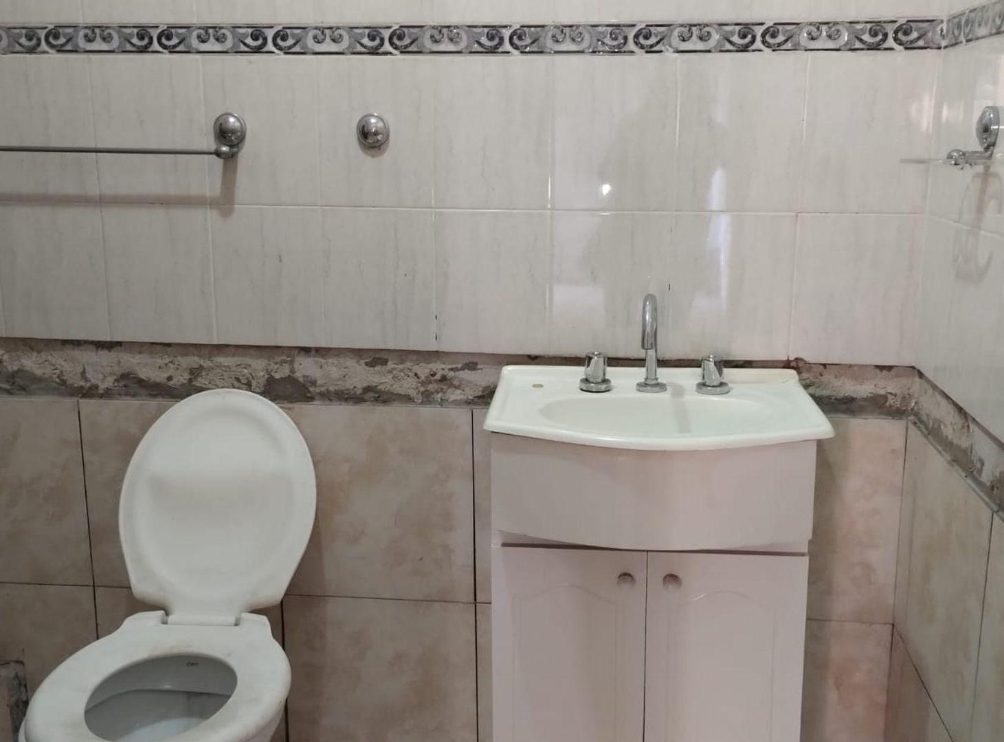 Foto de CASA VENTA 4 AMB. LANUS OESTE OPORT. 2 VIVIENDAS, imagen 3