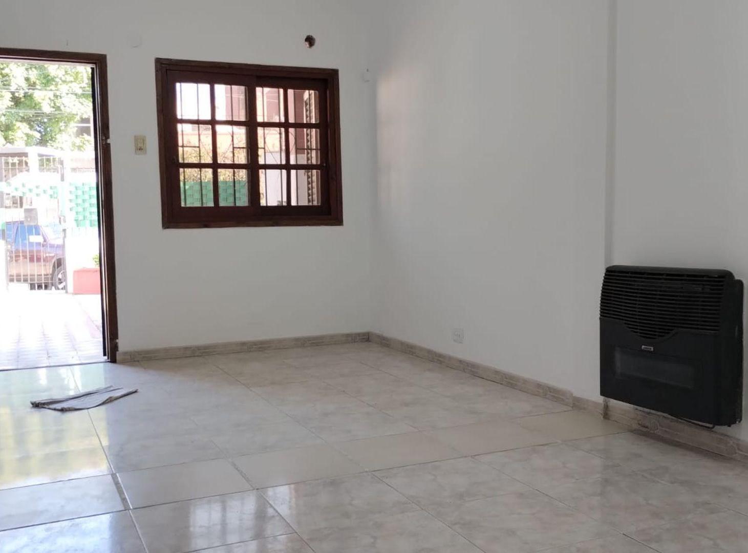 Foto de CASA VENTA 4 AMB. LANUS OESTE OPORT. 2 VIVIENDAS, imagen 1