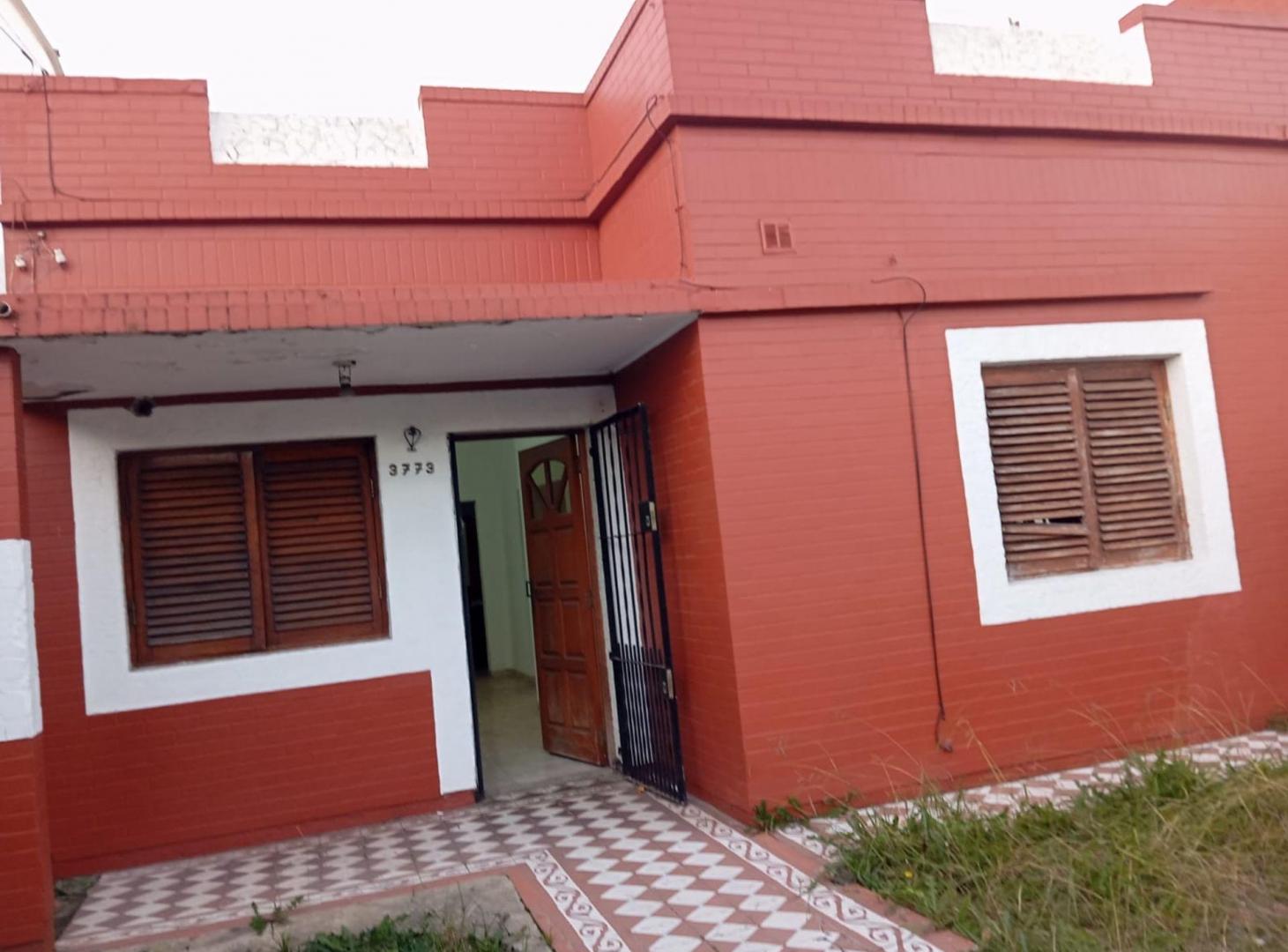 Foto de CASA VENTA 4 AMB. LANUS OESTE OPORT. 2 VIVIENDAS, imagen 2
