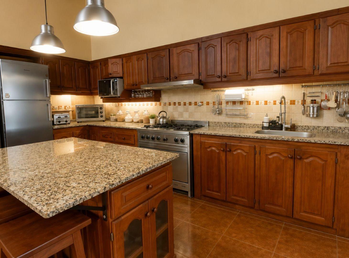 Foto de CASA 6 AMB CON DOBLE COCHERA, PARQUE CON PARRILLA, imagen 2
