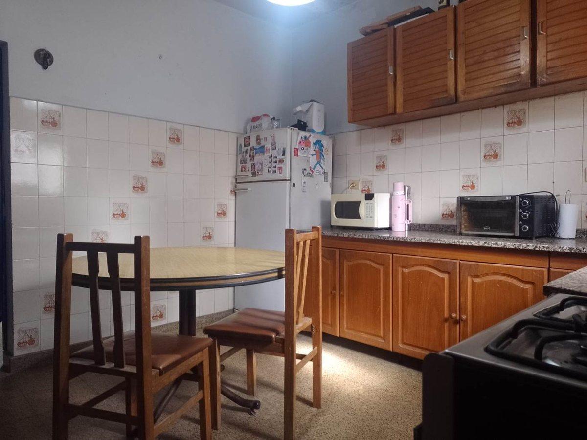 Foto de VENTA CASA 3 AMB CON COCHERA+MONOAMB LANUS ESTE, imagen 1