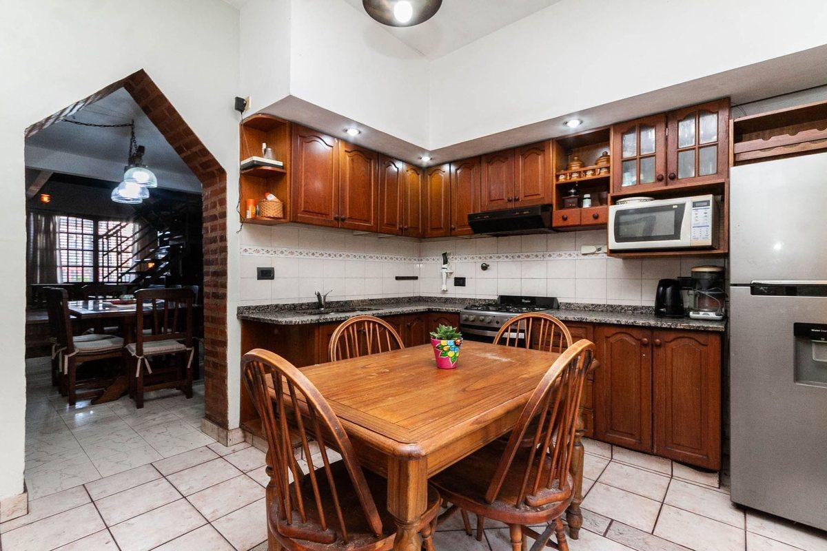 Foto de VENTA CASA 3 AMBIENTES JARDIN Y COCHERA LANUS, imagen 1