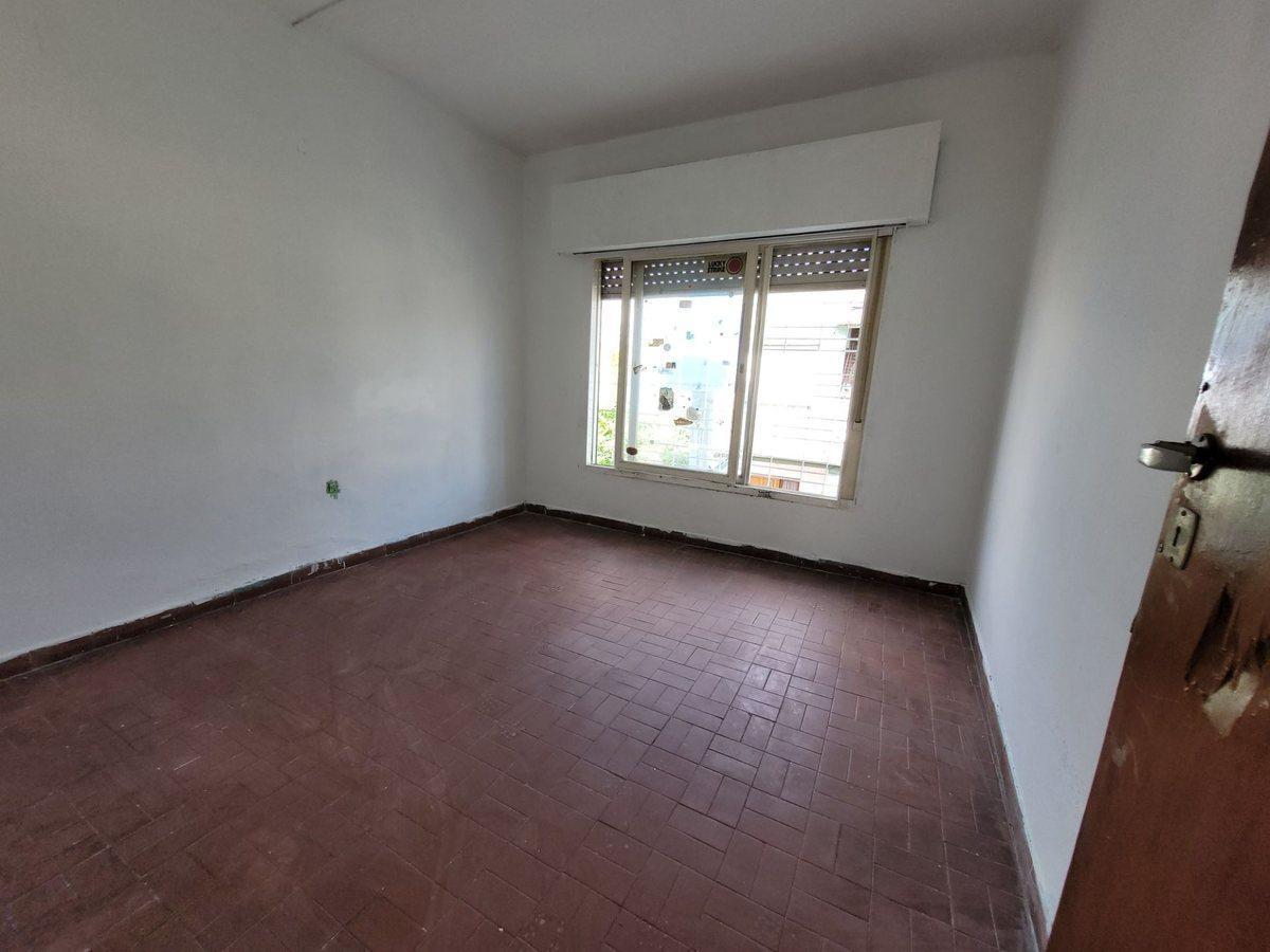 Foto de VENTA PH 4 AMBIENTES AL FRENTE CON PATIO LANUS, imagen 3
