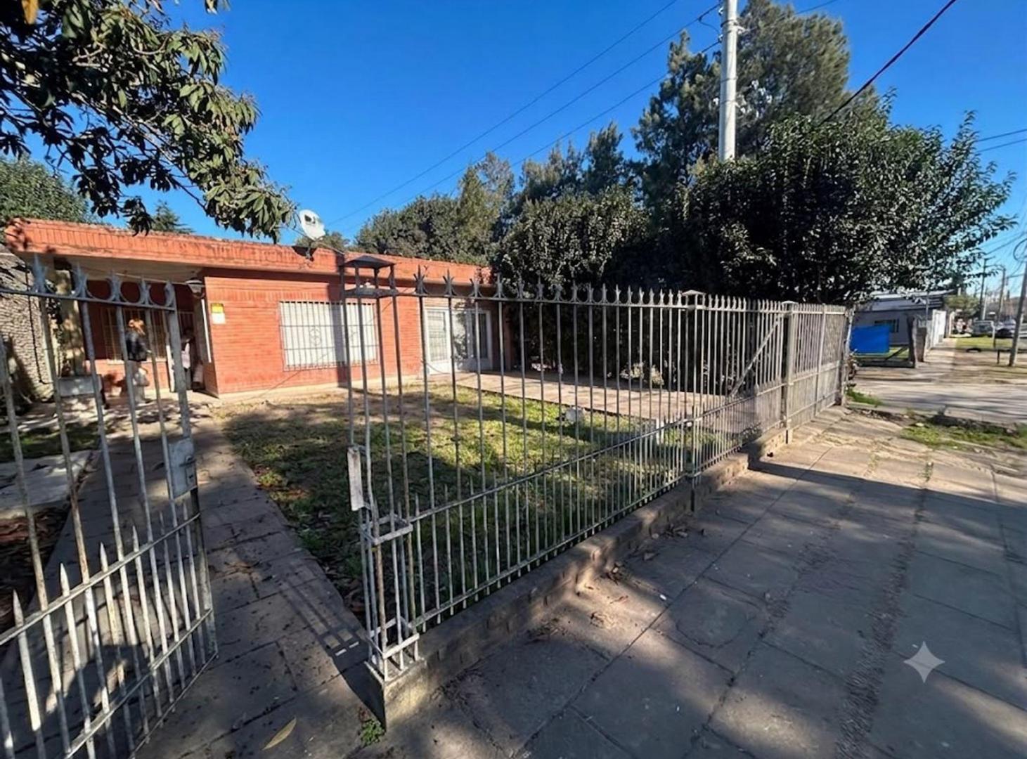 Foto de VENTA CASA CN PARQUE FLORENCIO VARELA SOBRE AVENID, imagen 1