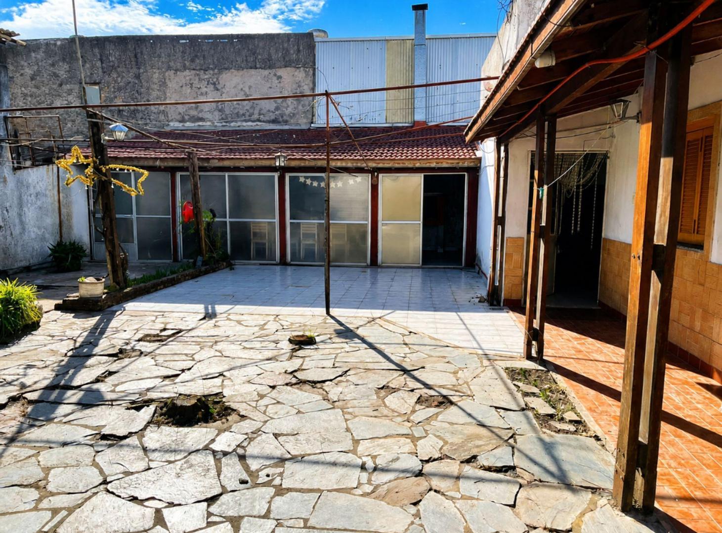 Foto de VENTA EN BLOQUE 3 locales + Vivienda - M. Chingolo, imagen 4