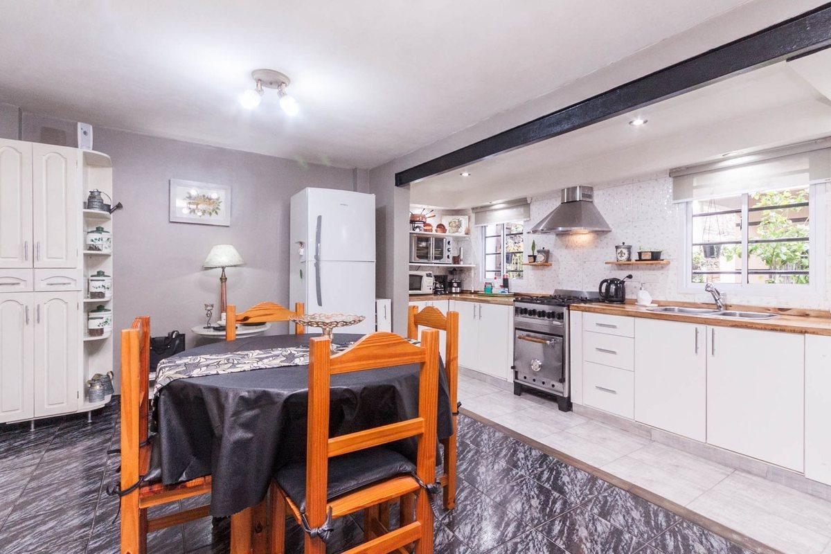 Foto de CASA PARA 2 FAMILIAS CON 2 COCHERAS Y JARDIN, imagen 3