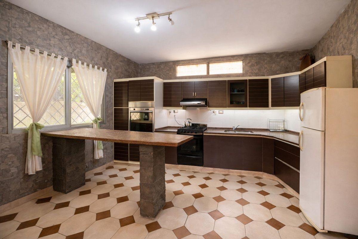 Foto de CASA 3 AMB CON PATIO, LAVADERO Y COCHERA + LOCAL!, imagen 3