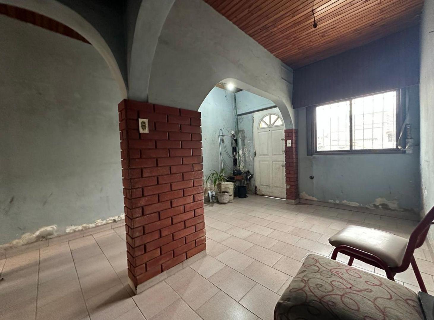Foto de Casa con local y departamento en primer piso, imagen 1