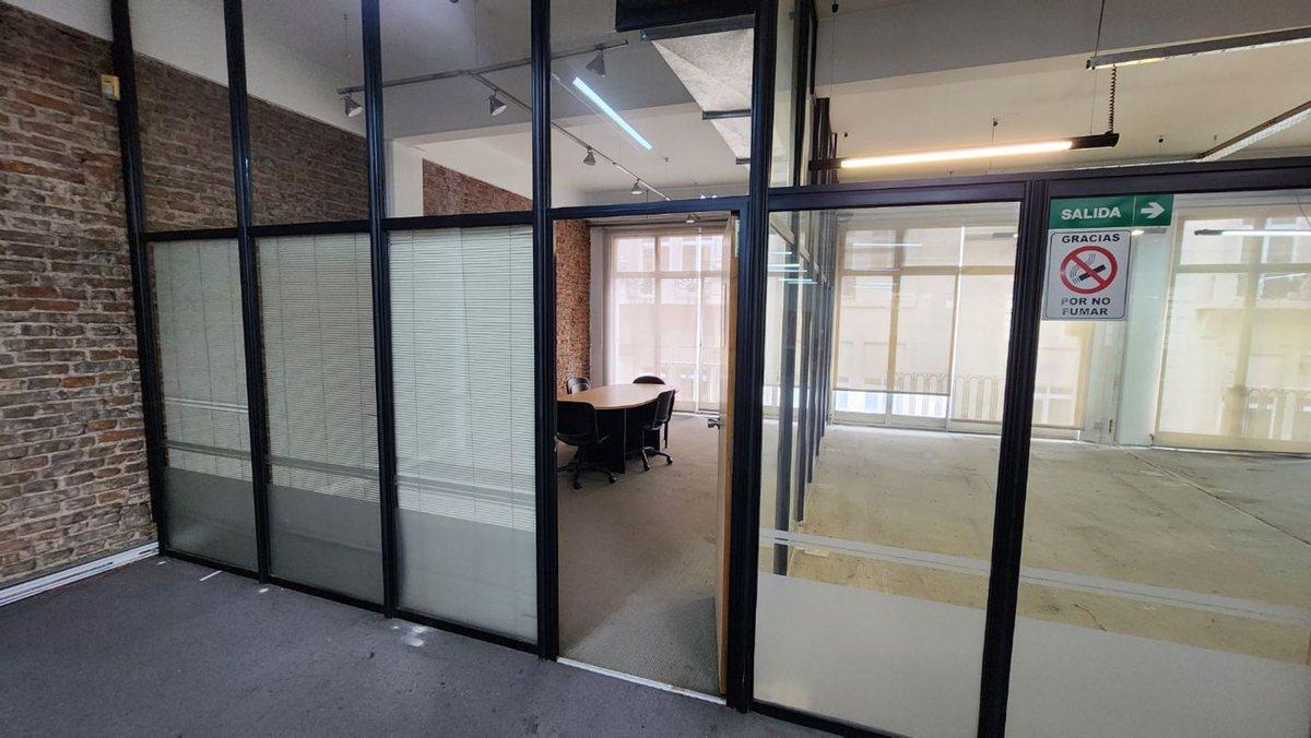 Foto de VENTA LOCAL COMERCIAL DE TRES PLANTAS EN CABA, imagen 2