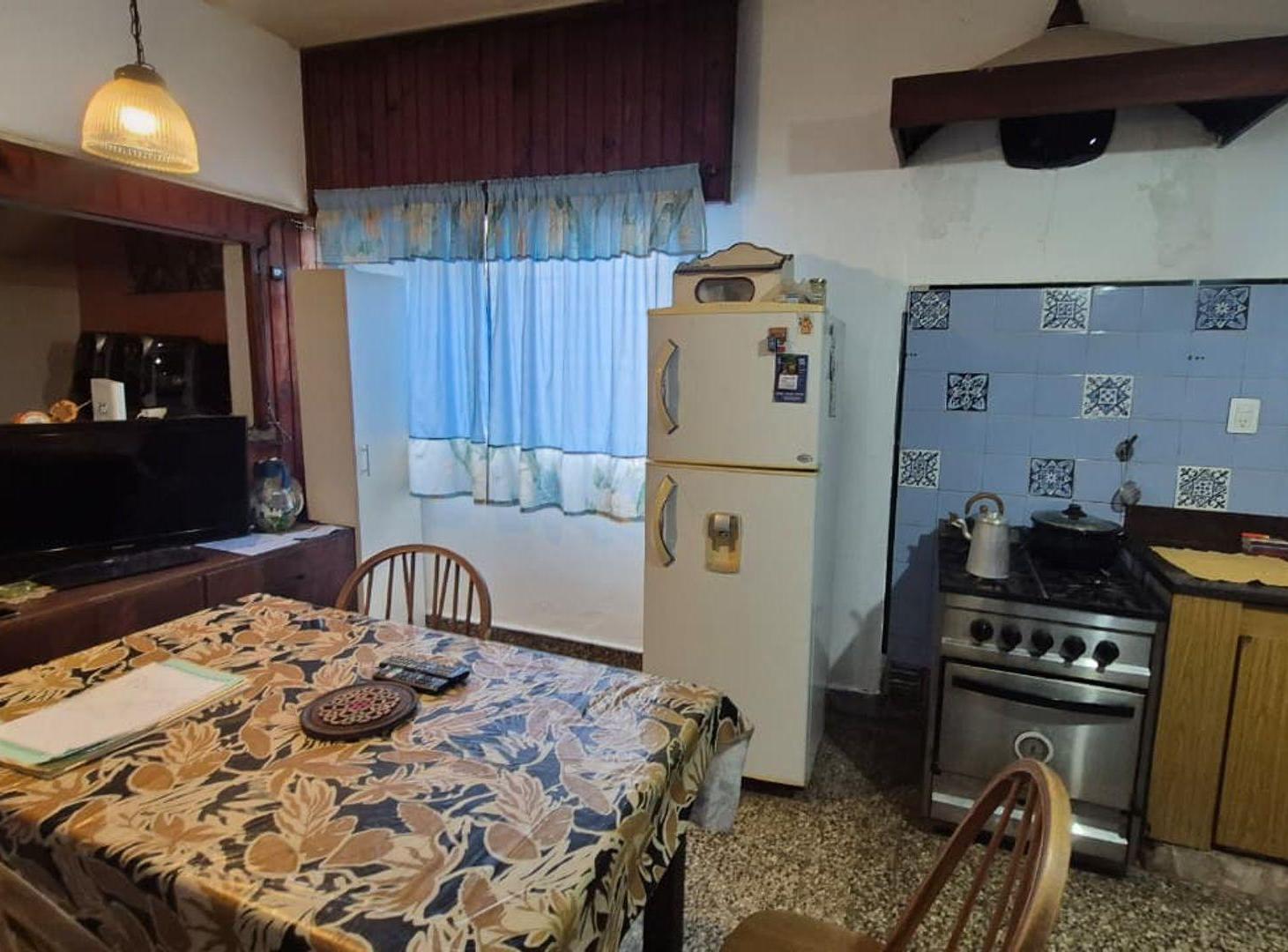 Foto de CASA VENTA 3 AMB COCHERA GRAN LOTE + DEPTO 3 AMB, imagen 3