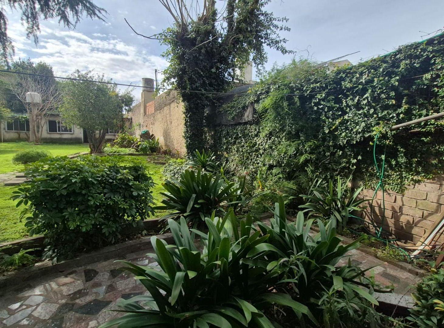 Foto de CASA VENTA 3 AMB COCHERA GRAN LOTE + DEPTO 3 AMB, imagen 1