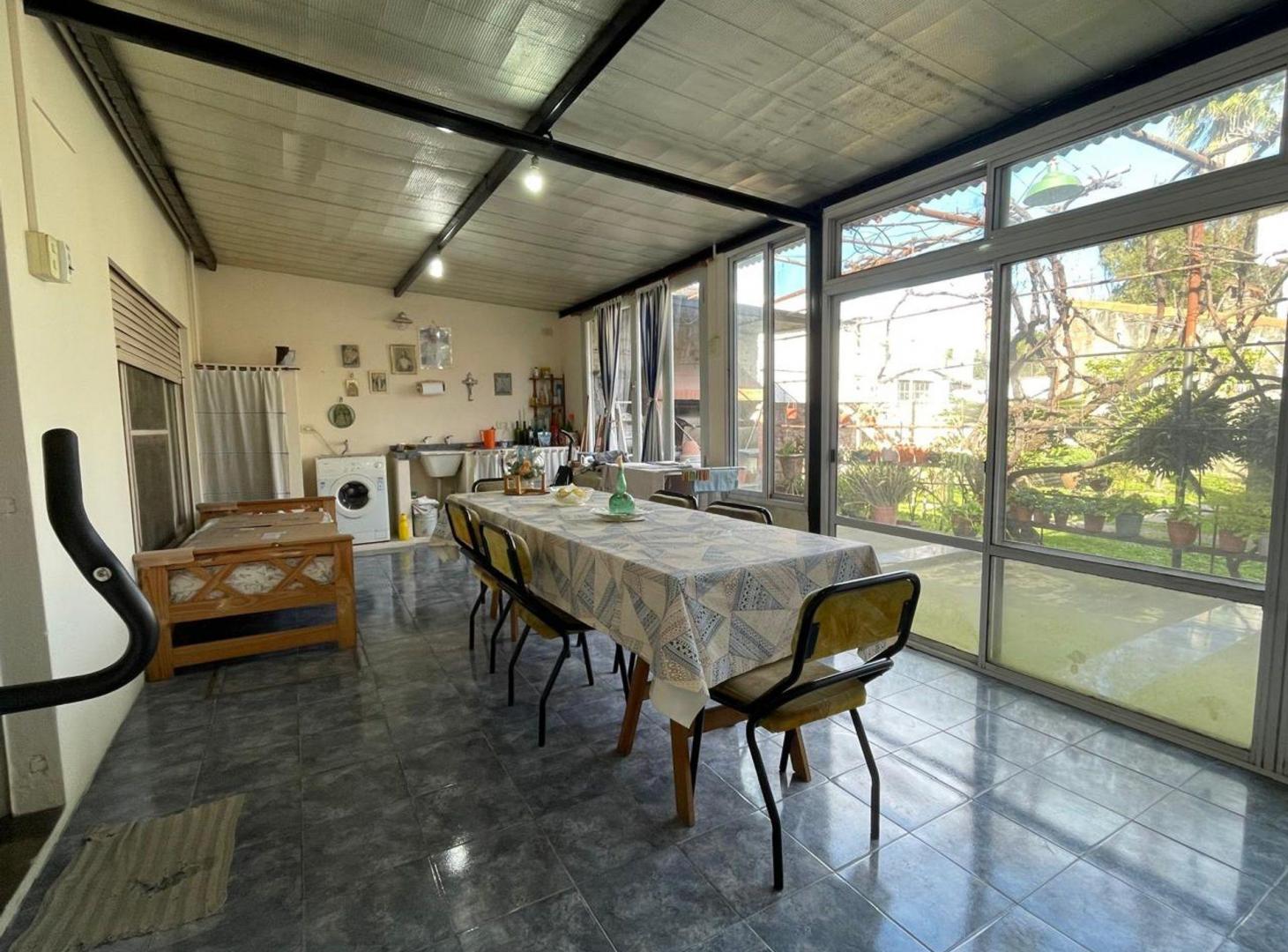 Foto de CASA EN VENTA CON COCHERA Y FONDO LIBRE-QUILMES, imagen 1