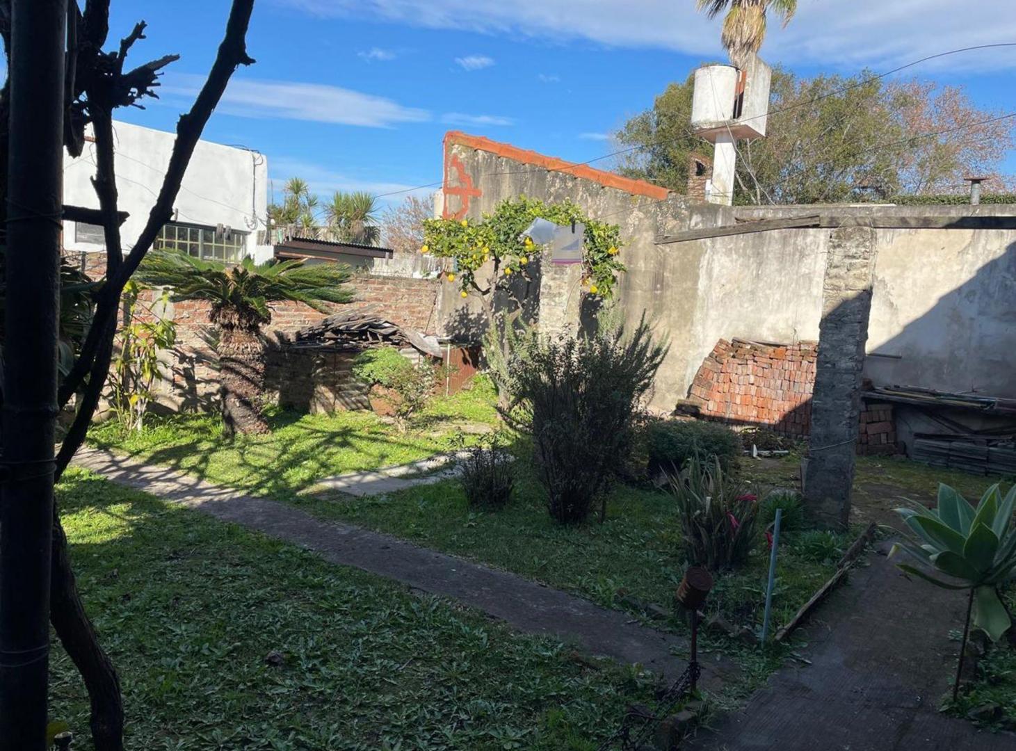 Foto de CASA EN VENTA CON COCHERA Y FONDO LIBRE-QUILMES, imagen 4