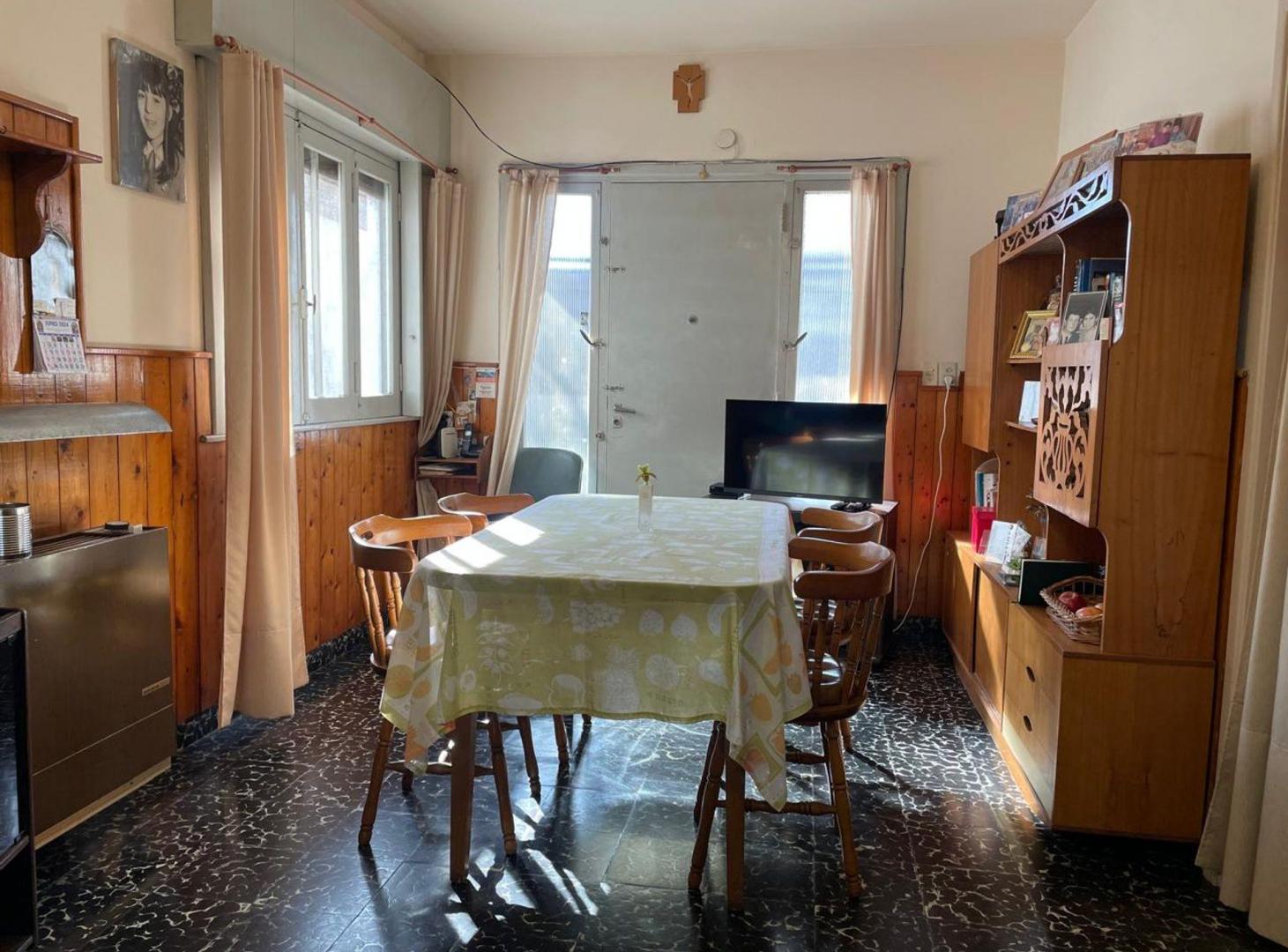 Foto de CASA EN VENTA CON COCHERA Y FONDO LIBRE-QUILMES, imagen 2