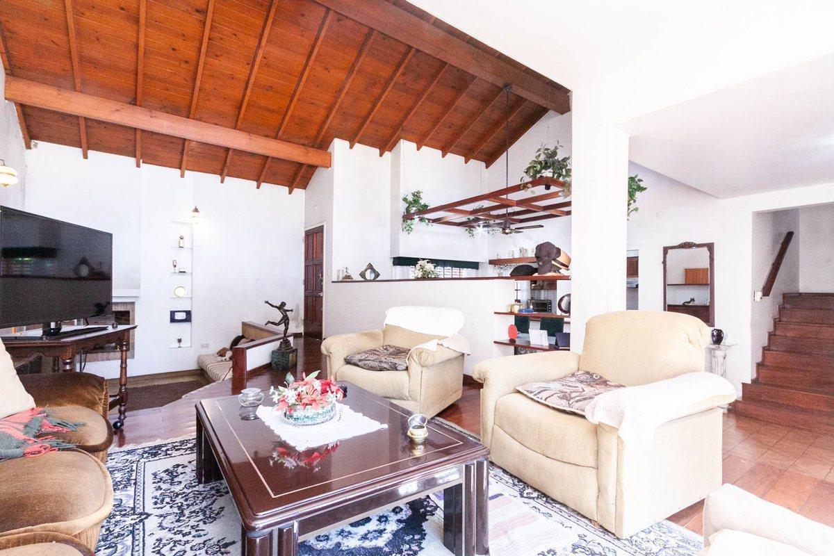 Foto de HERMOSA CASA 5 AMBIENTES lote 13,50 x 56 mts, imagen 4