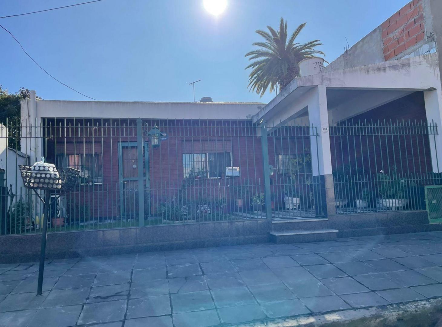 Foto de CASA EN VENTA CON FONDO Y QUINCHO-AVELLANEDA, imagen 2