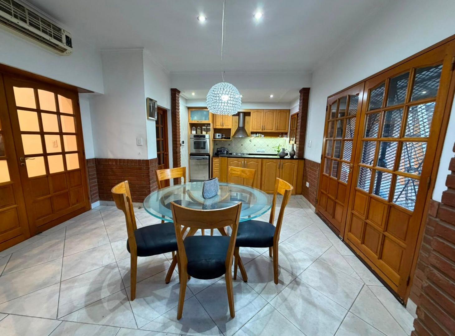 Foto de CASA 4 AMB CON FONDO, QUINCHO Y COCHERA, imagen 2