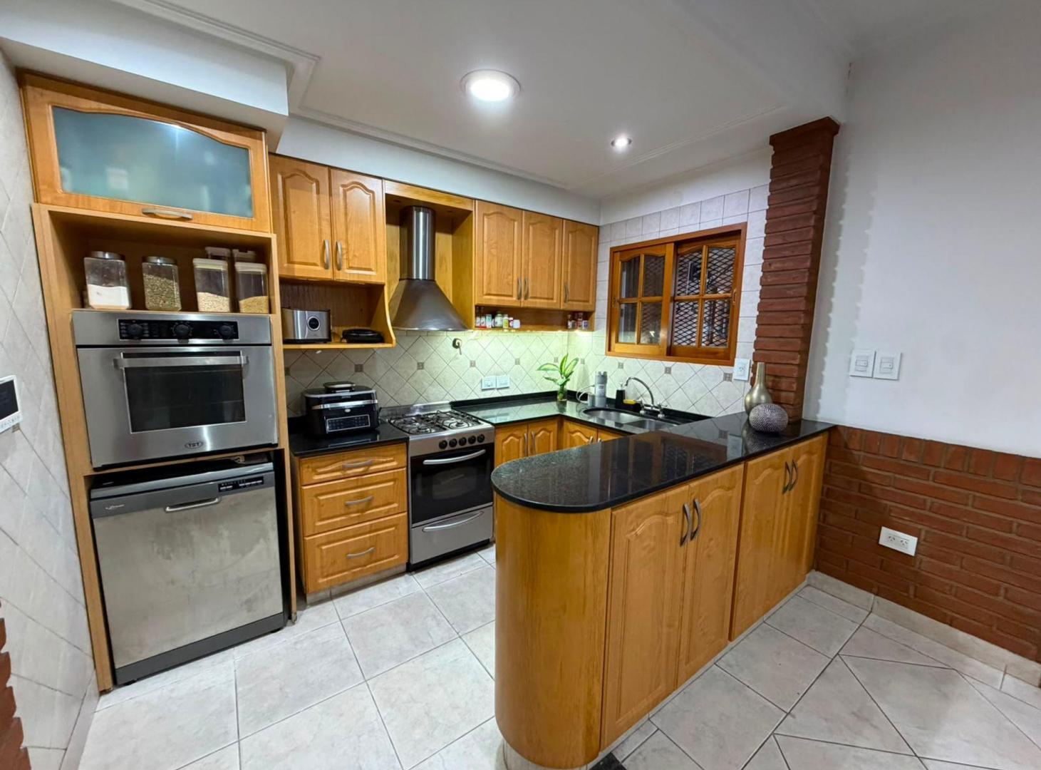 Foto de CASA 4 AMB CON FONDO, QUINCHO Y COCHERA, imagen 5