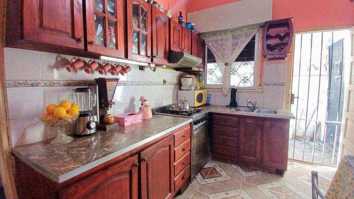 Foto de CASA CON 2/3 DORM.+FONDO+QUINCHO + LOCAL Y COCHERA, imagen 4