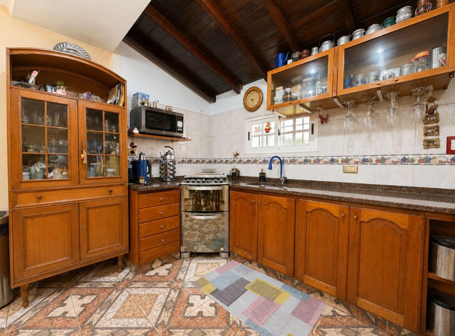 Foto de CHALET 4 AMB C/JARDÍN, PARRILLA, GARAJE Y LAVADERO, imagen 2