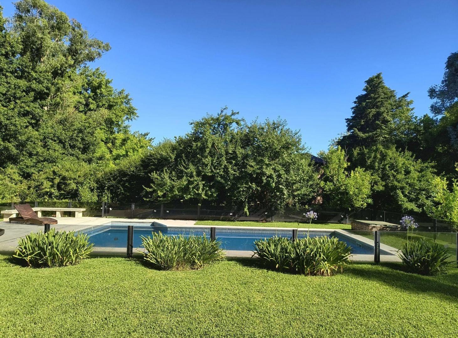 Foto de ESPECTACULAR CASA CON GRAN PARQUE Y AMPLIA PILETA, imagen 2