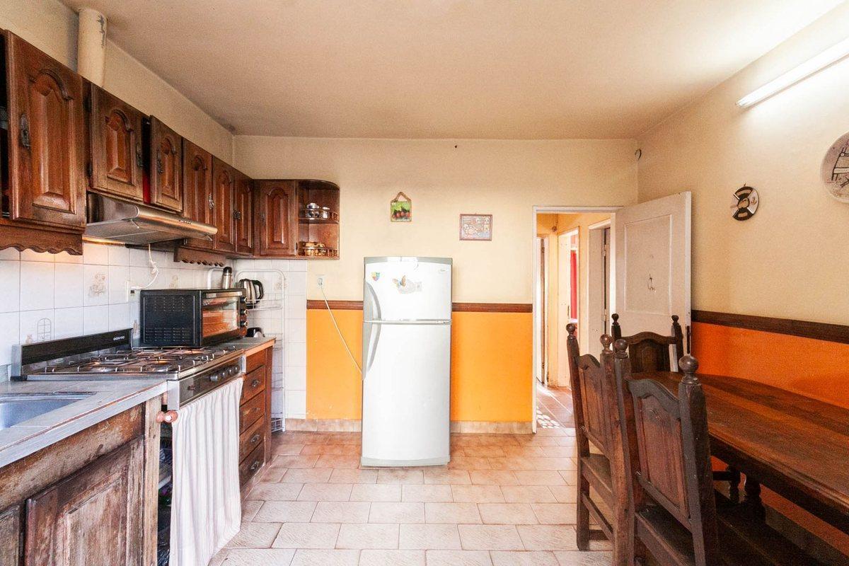 Foto de VENTA CASA 4 AMB C/JARDIN,PATIO Y COCHERA-GUILLÓN, imagen 2