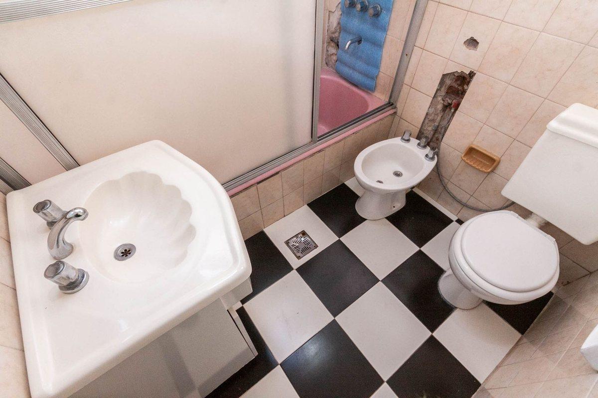 Foto de VENTA CASA 4 AMB C/JARDIN,PATIO Y COCHERA-GUILLÓN, imagen 4
