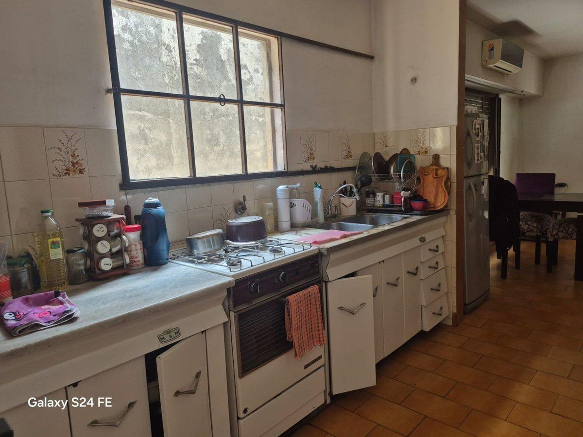 Foto de Casa s/amplio lote propio, con coch y fondo libre, imagen 2