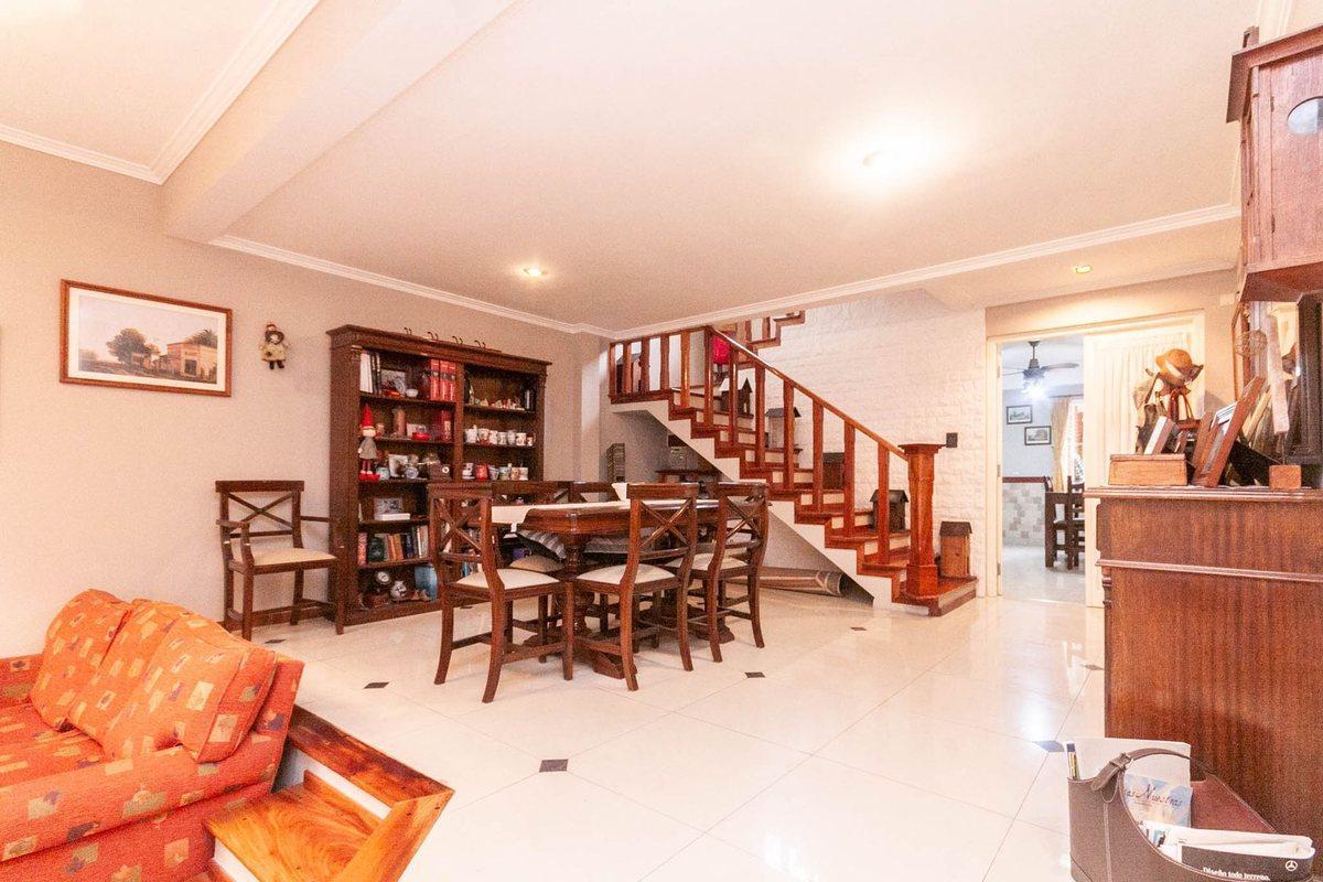 Foto de HERMOSO CHALET DE 4 AMB C/ QUINCHO Y PILETA., imagen 2