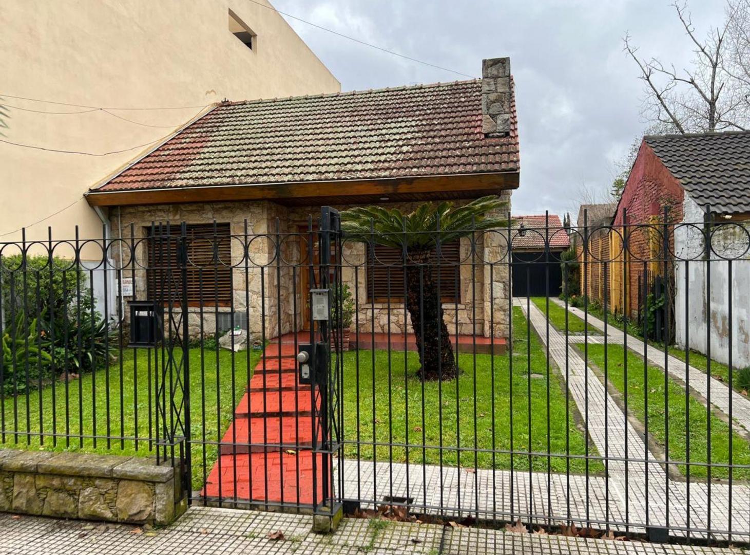 Foto de VENTA DE CASA 4 AMB, JARDIN ,COCHERA, APTA CREDITO, imagen 2