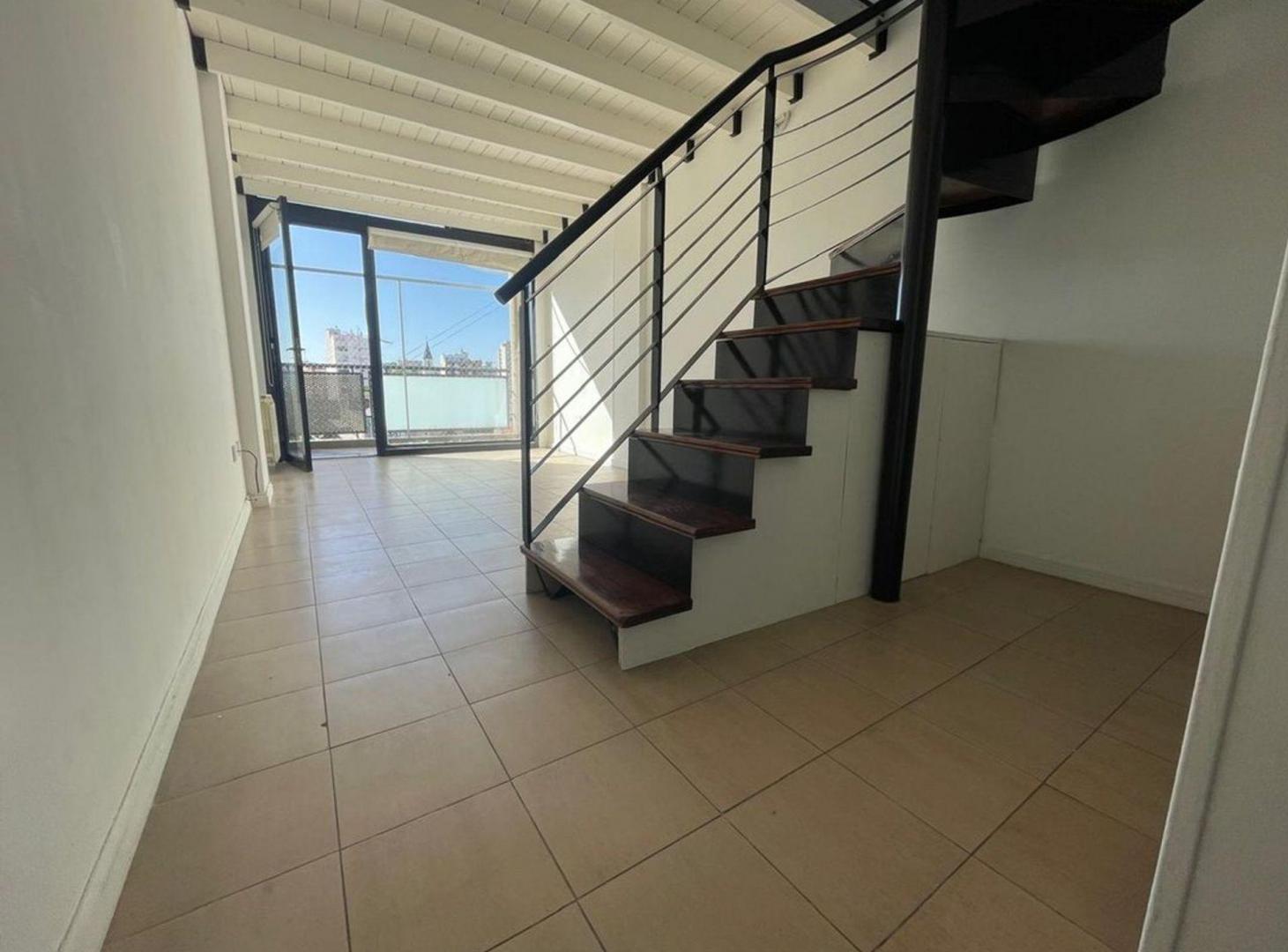 Foto de HERMOSO DEPARTAMENTO TIPO DUPLEX 2 AMB Y 1/2, imagen 1