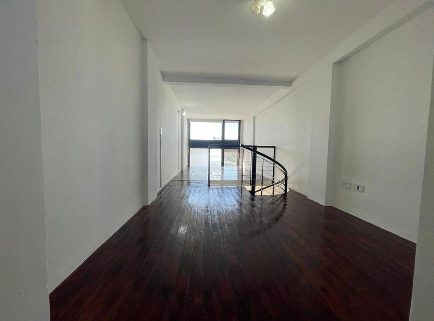 Foto de HERMOSO DEPARTAMENTO TIPO DUPLEX 2 AMB Y 1/2, imagen 2
