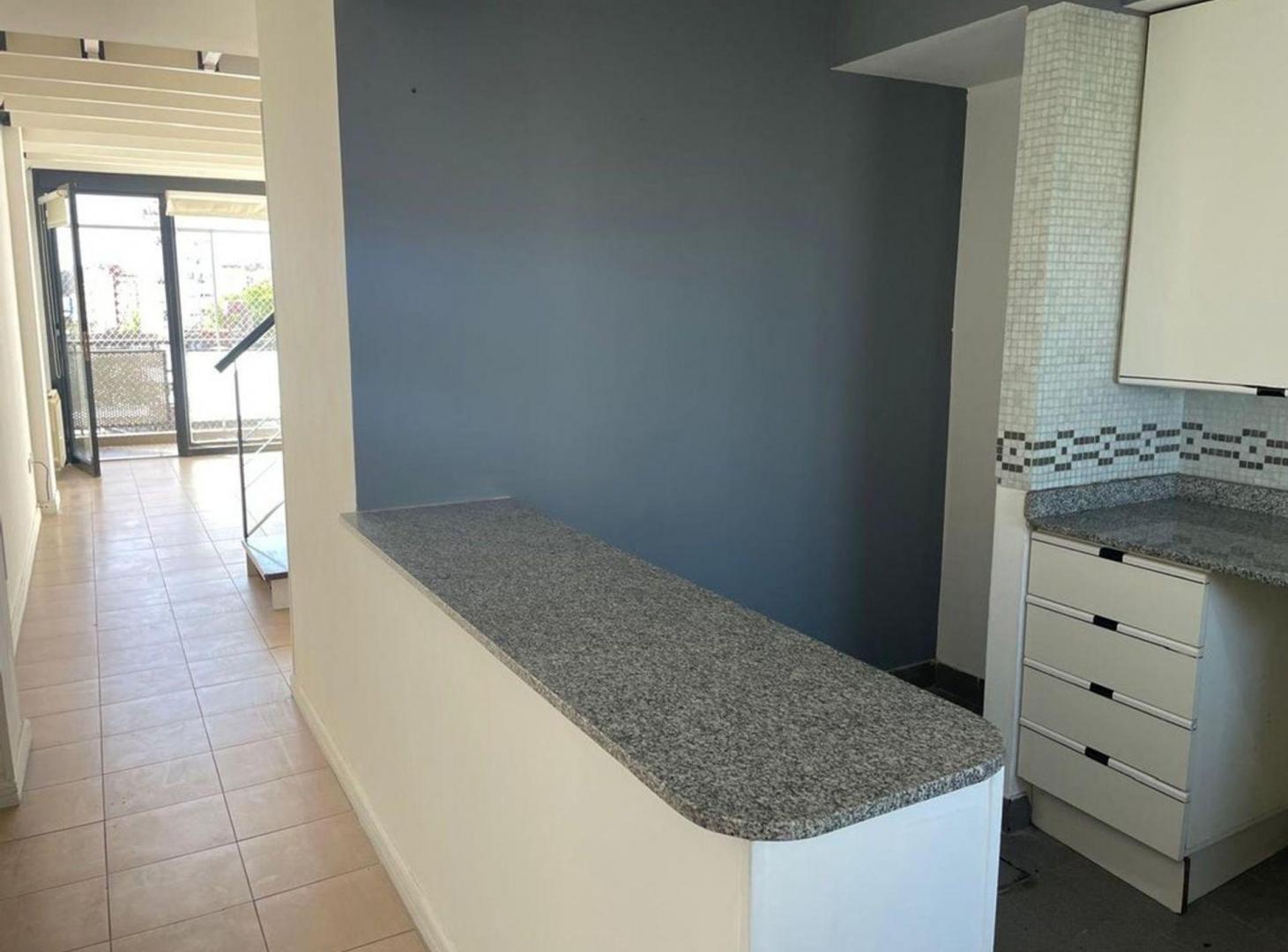 Foto de HERMOSO DEPARTAMENTO TIPO DUPLEX 2 AMB Y 1/2, imagen 2