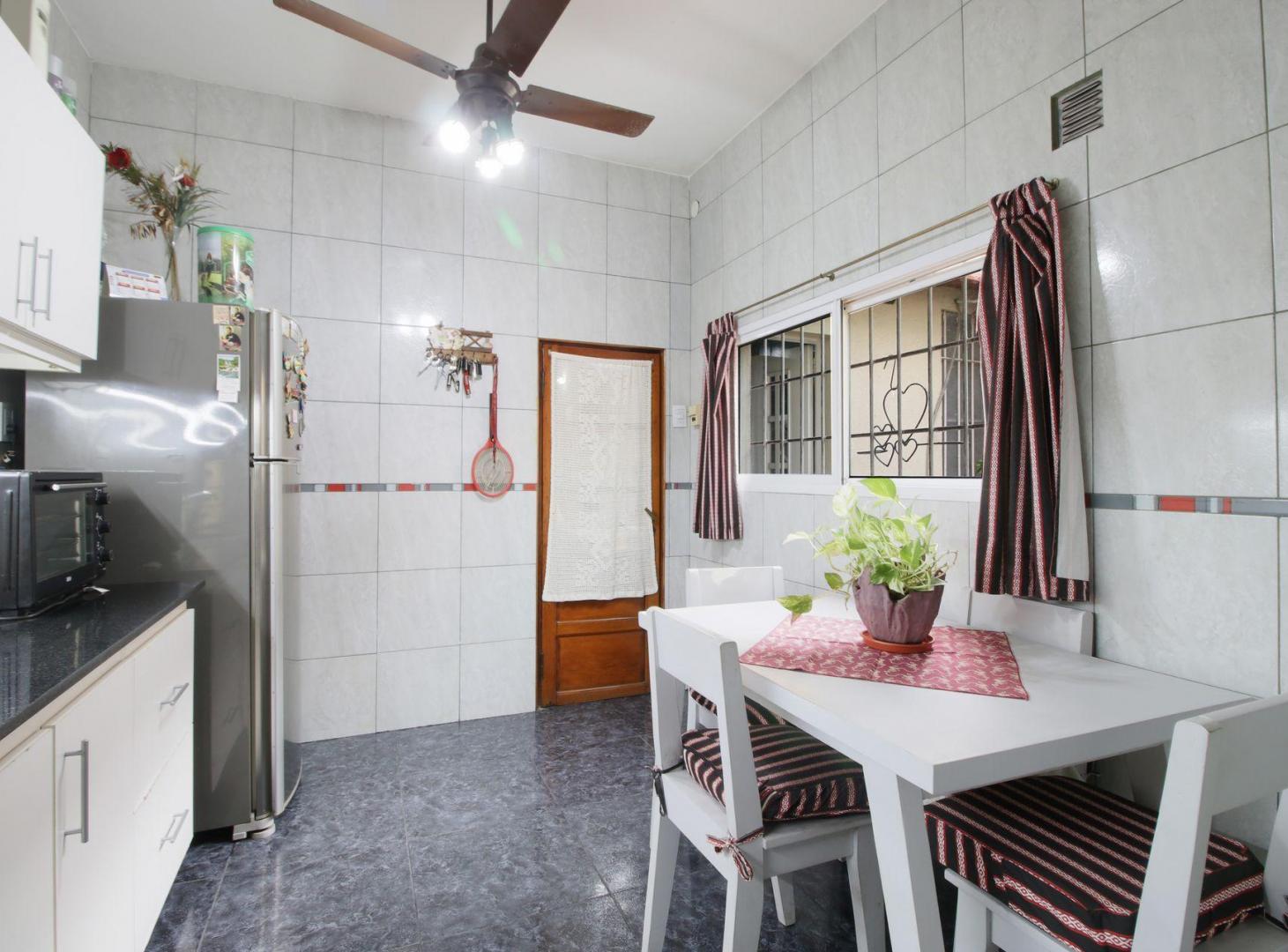 Foto de CASA L/PROPIO+ RECICLADA HACE 6 AÑOS-5 AMB+COCH, imagen 3