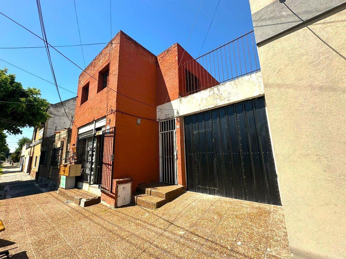 Foto de Casa con local cochera y parque con pileta, imagen 1