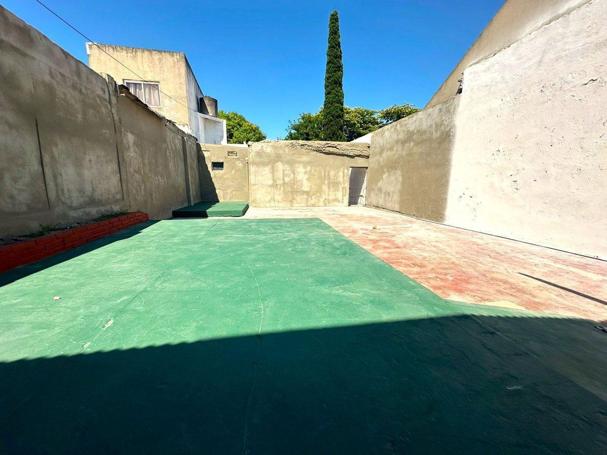 Foto de Casa con local cochera y parque con pileta, imagen 5