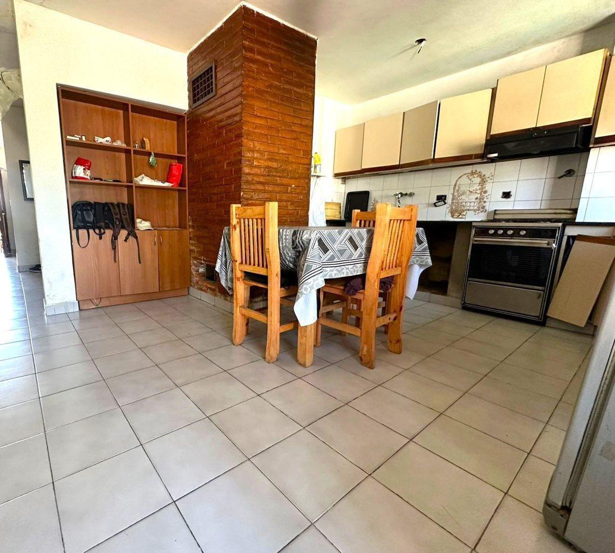Foto de Casa con local cochera y parque con pileta, imagen 4