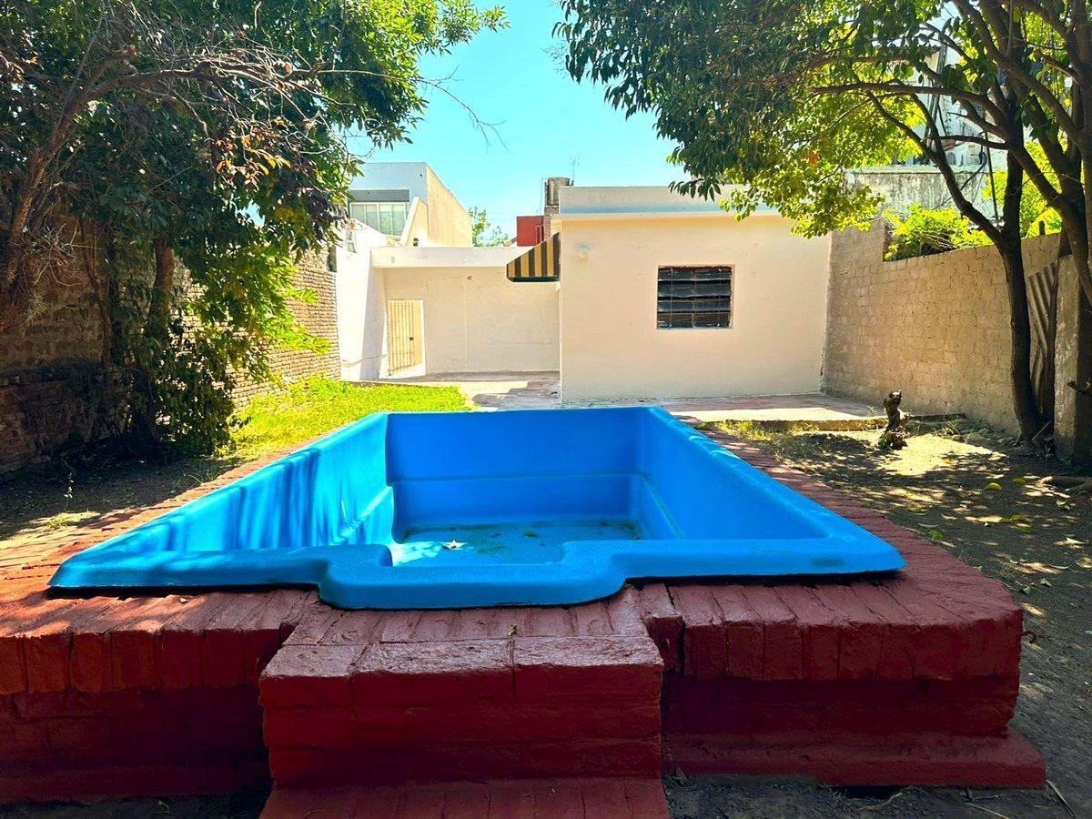 Foto de Casa con local cochera y parque con pileta, imagen 3