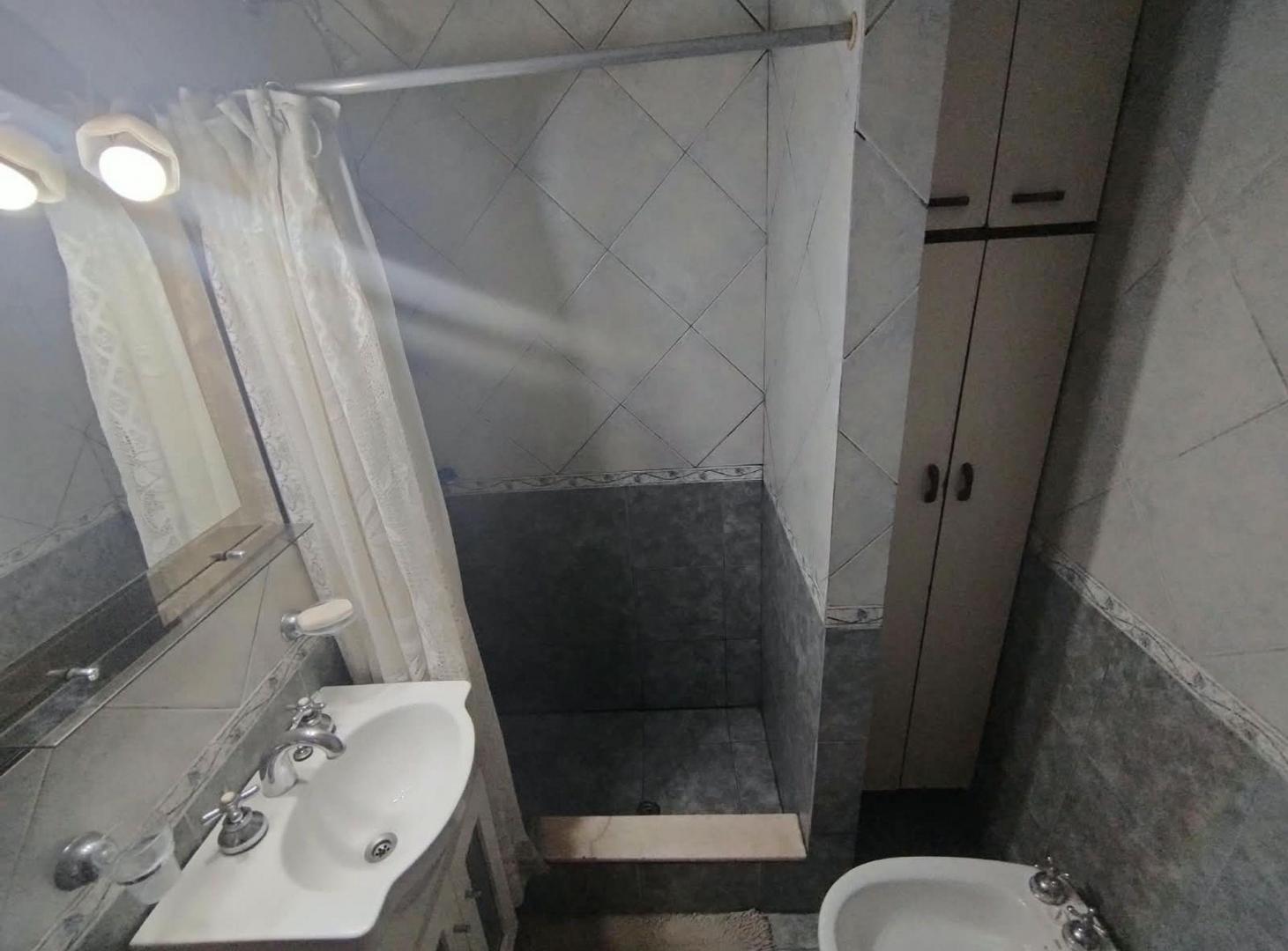 Foto de CASA EN LANUS OESTE, DOS PISOS Y LISTA P/ MUDARTE, imagen 5